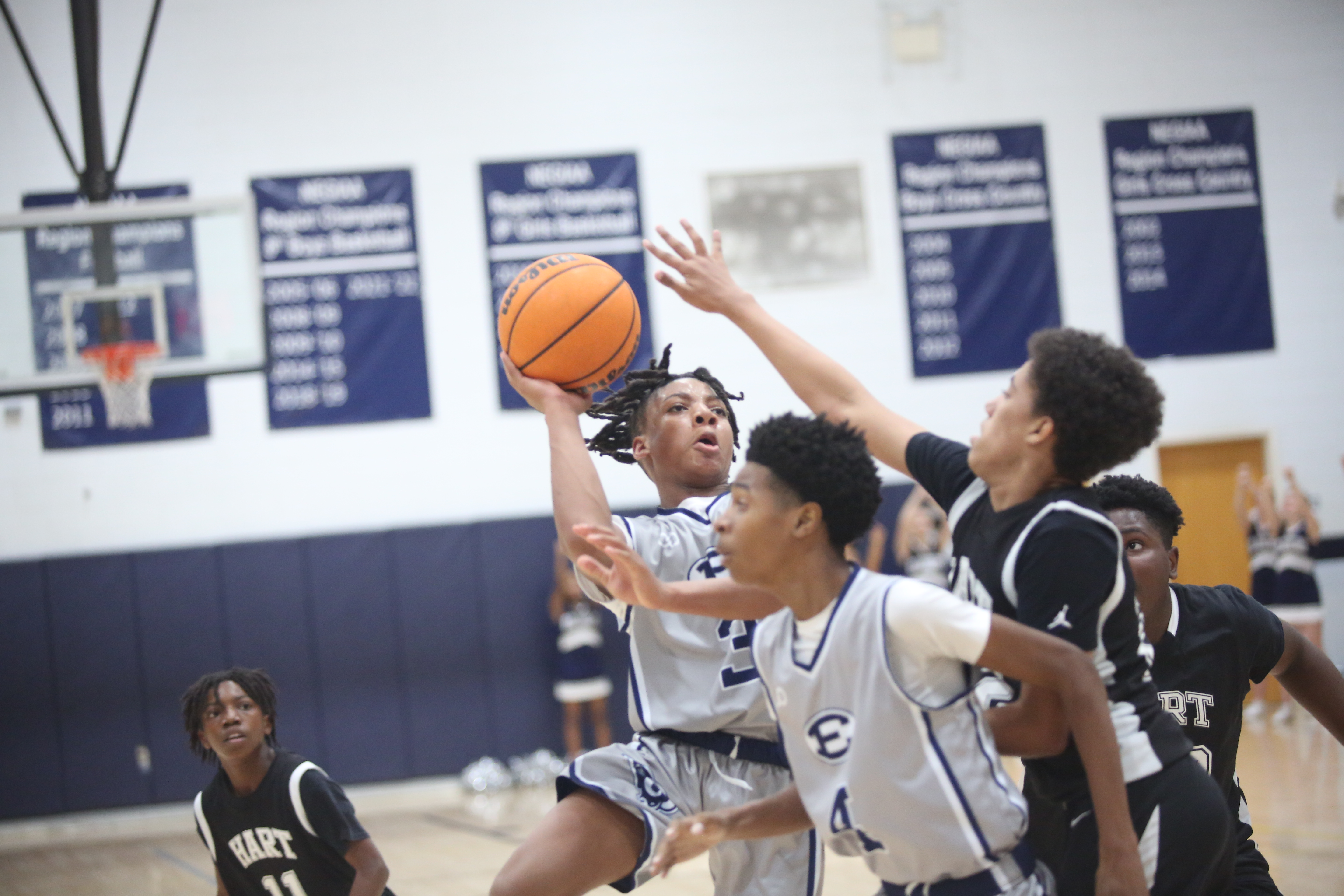 Elijah Gaines gets a shot up past a Hart County defender against the Bulldogs Jan. 11. (Photo by Wells)