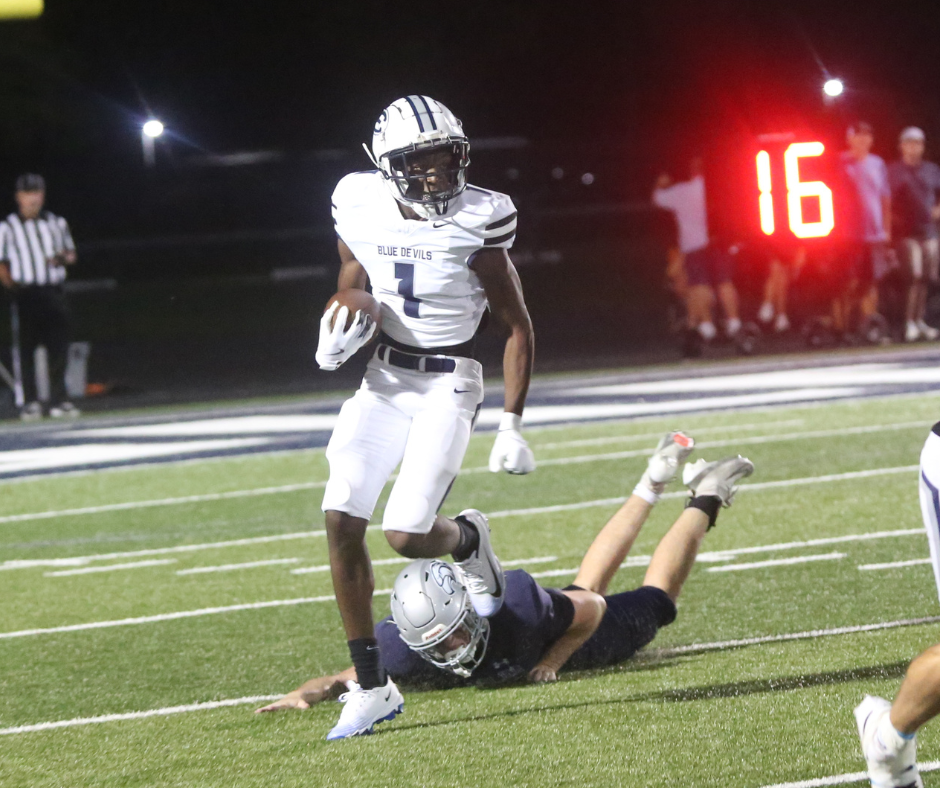 Qua Cureton gets the ball on a reverse. (Photo by Bo Underwood)
