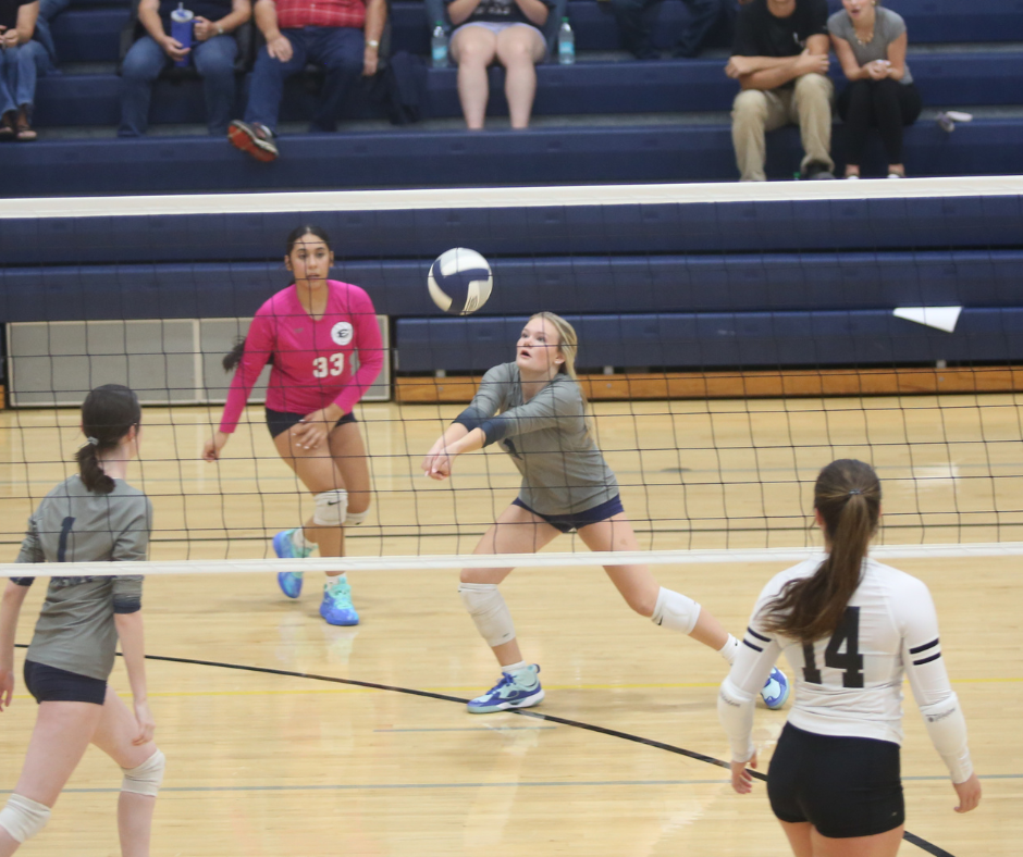 Sabrina Ray bumps the ball. (Photo by Bo Underwood)