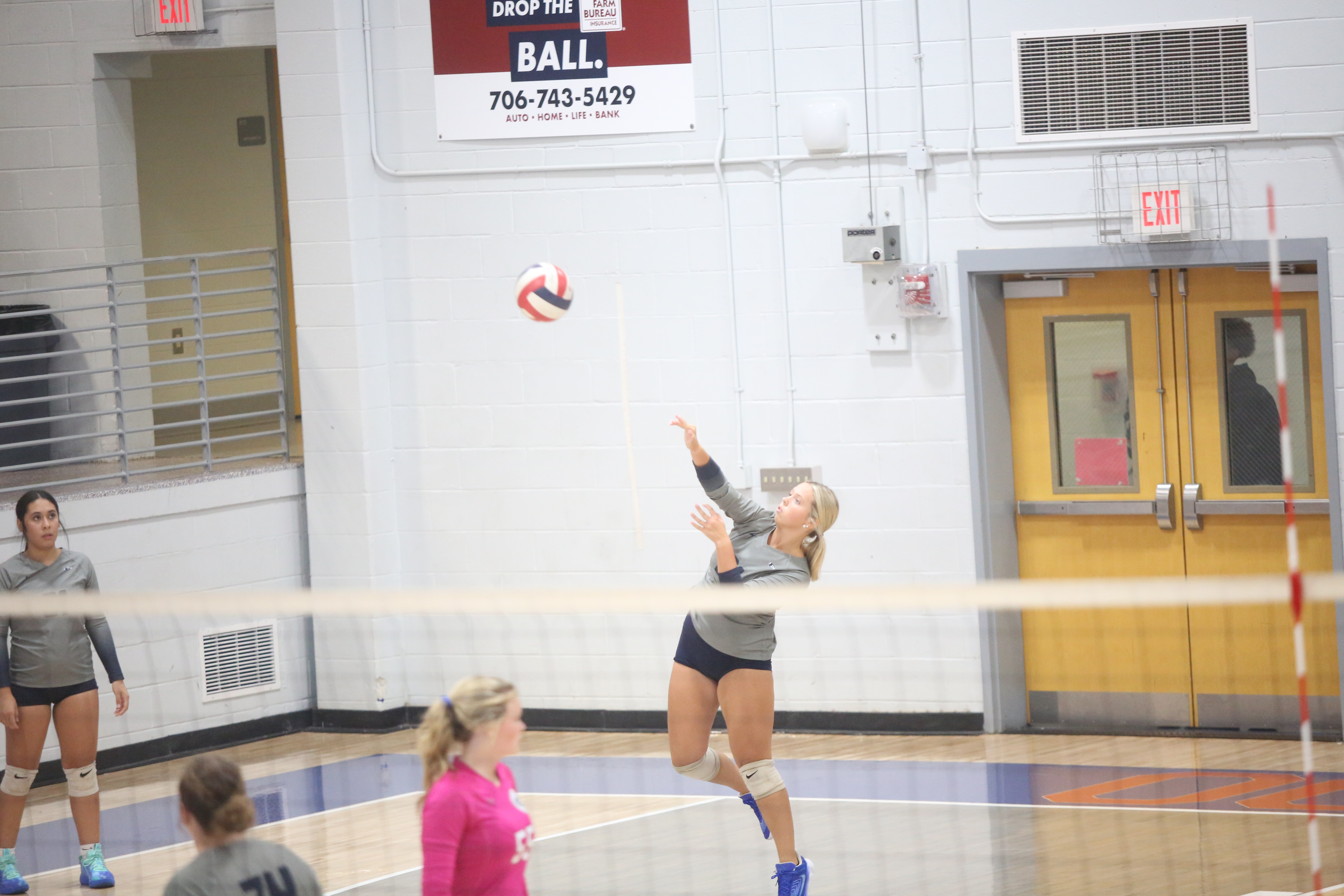 Isabella Adams serves the ball. (Photo by Bo Underwood)