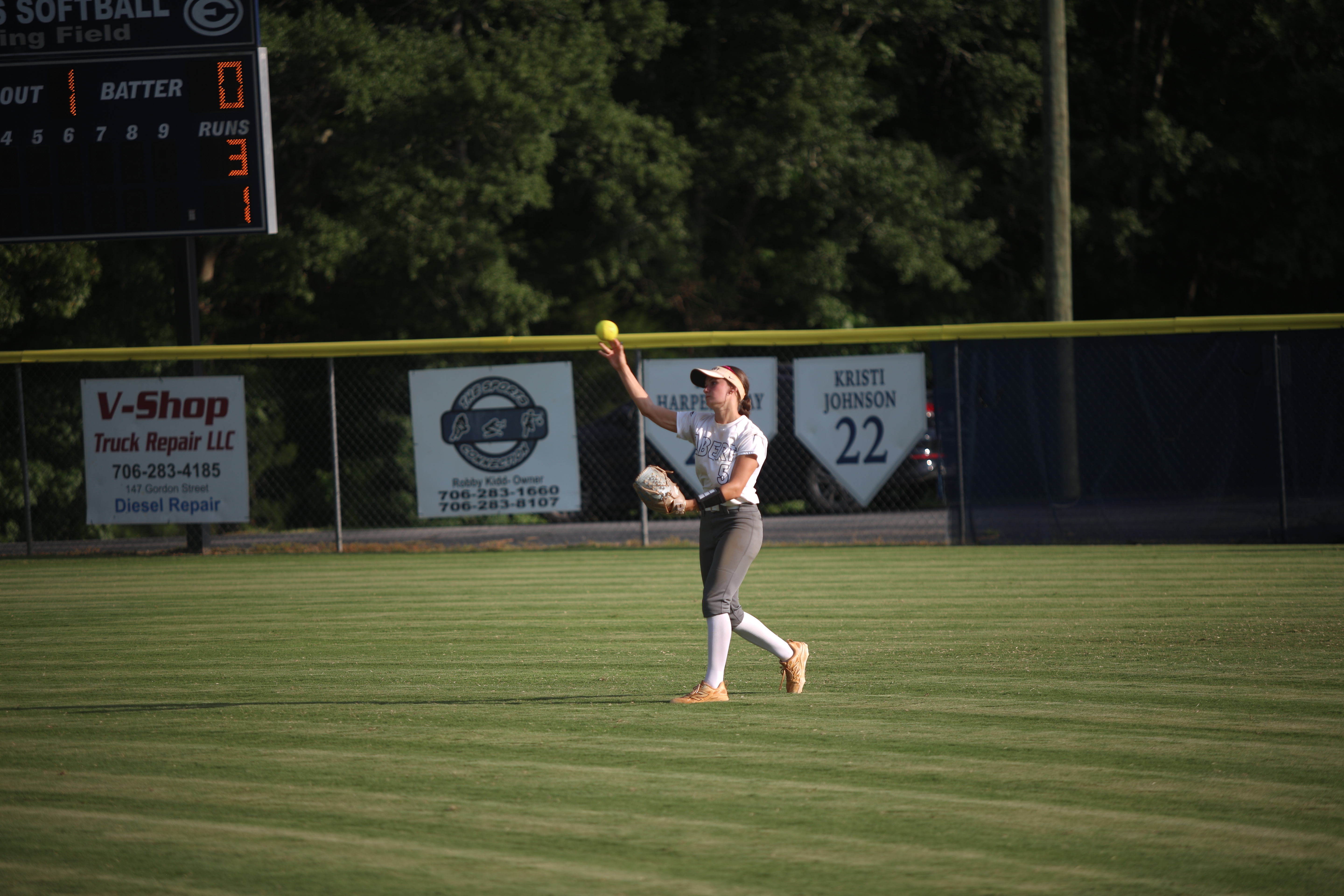 Bellamy Nash makes a throw from center field. (Photo by Bo Underwood)