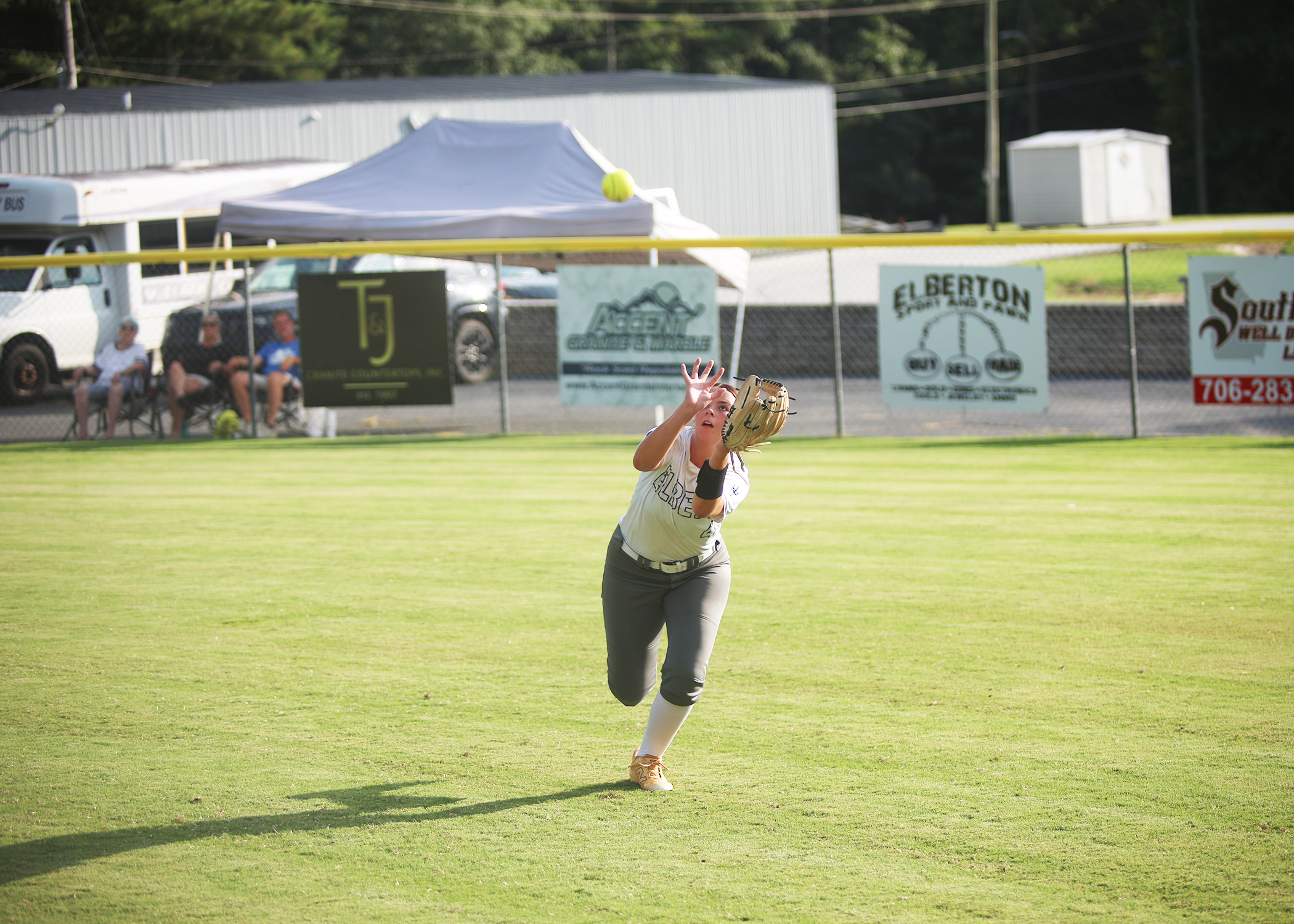 Carlee Brown makes a catch on the run. (Photo by Bo Underwood)