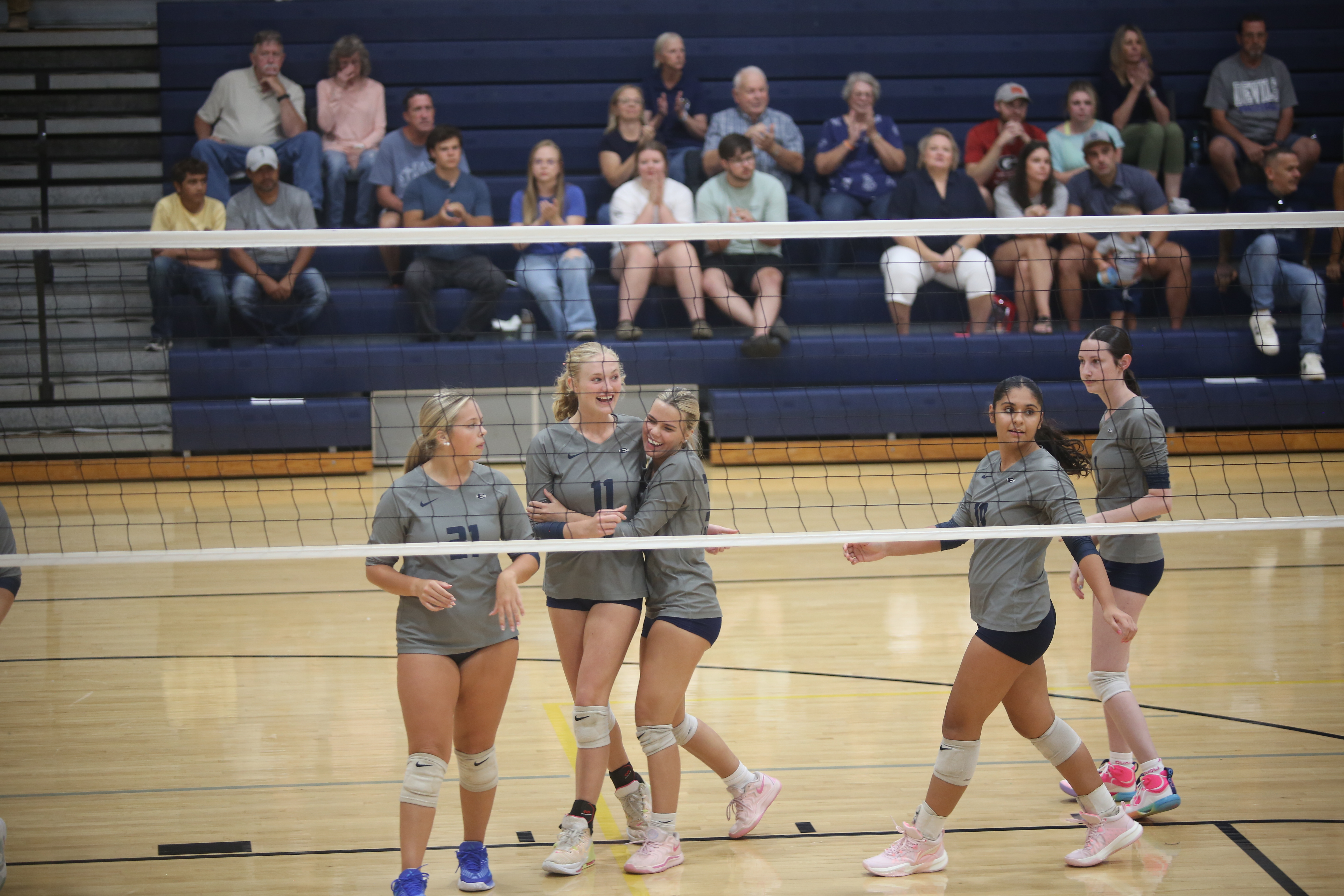 The Elbert County Volleyball team celebrates a win. (Photo by Bo Underwood)