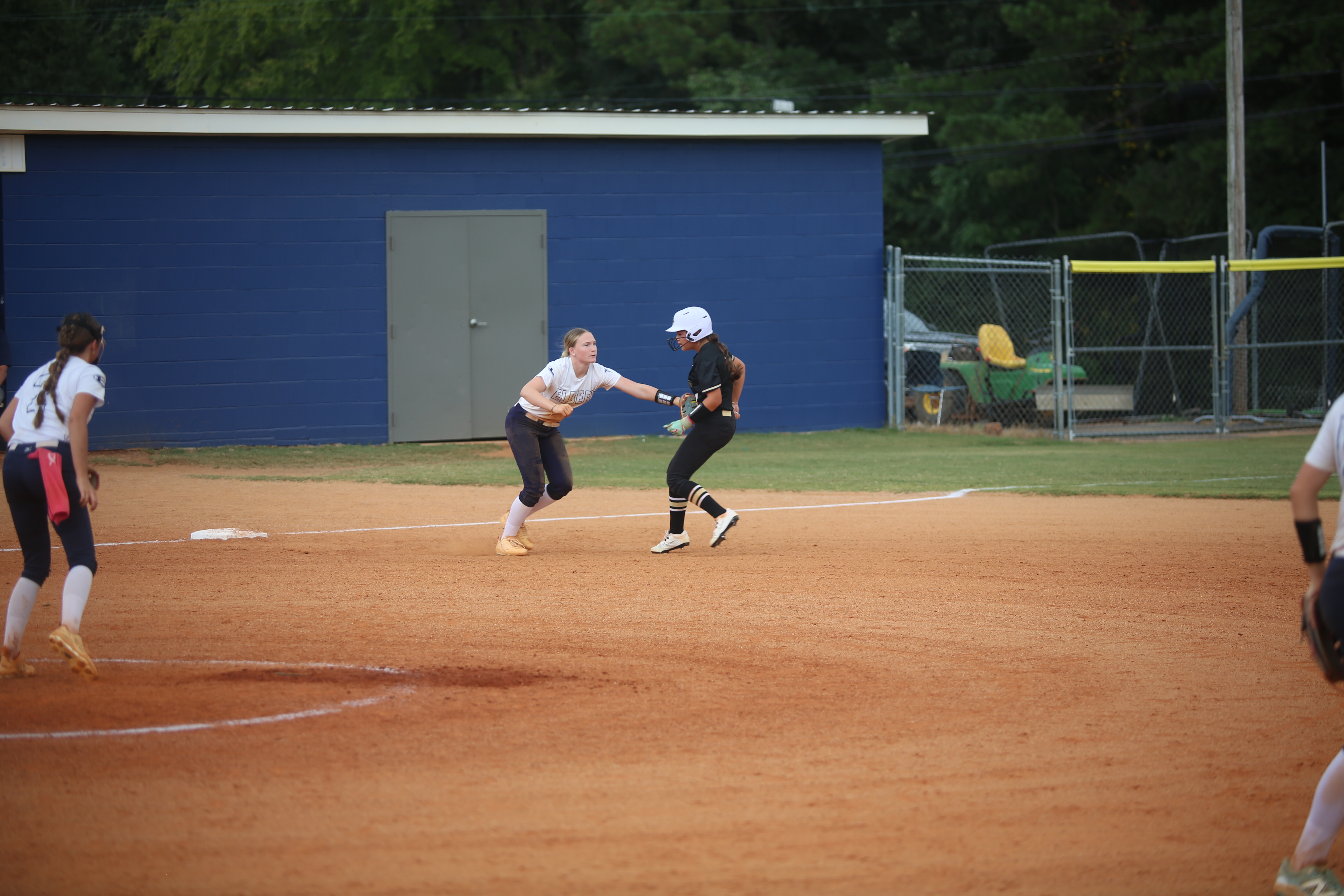 Audrey Lunsford tags a runner out. (Photo by Bo Underwood)