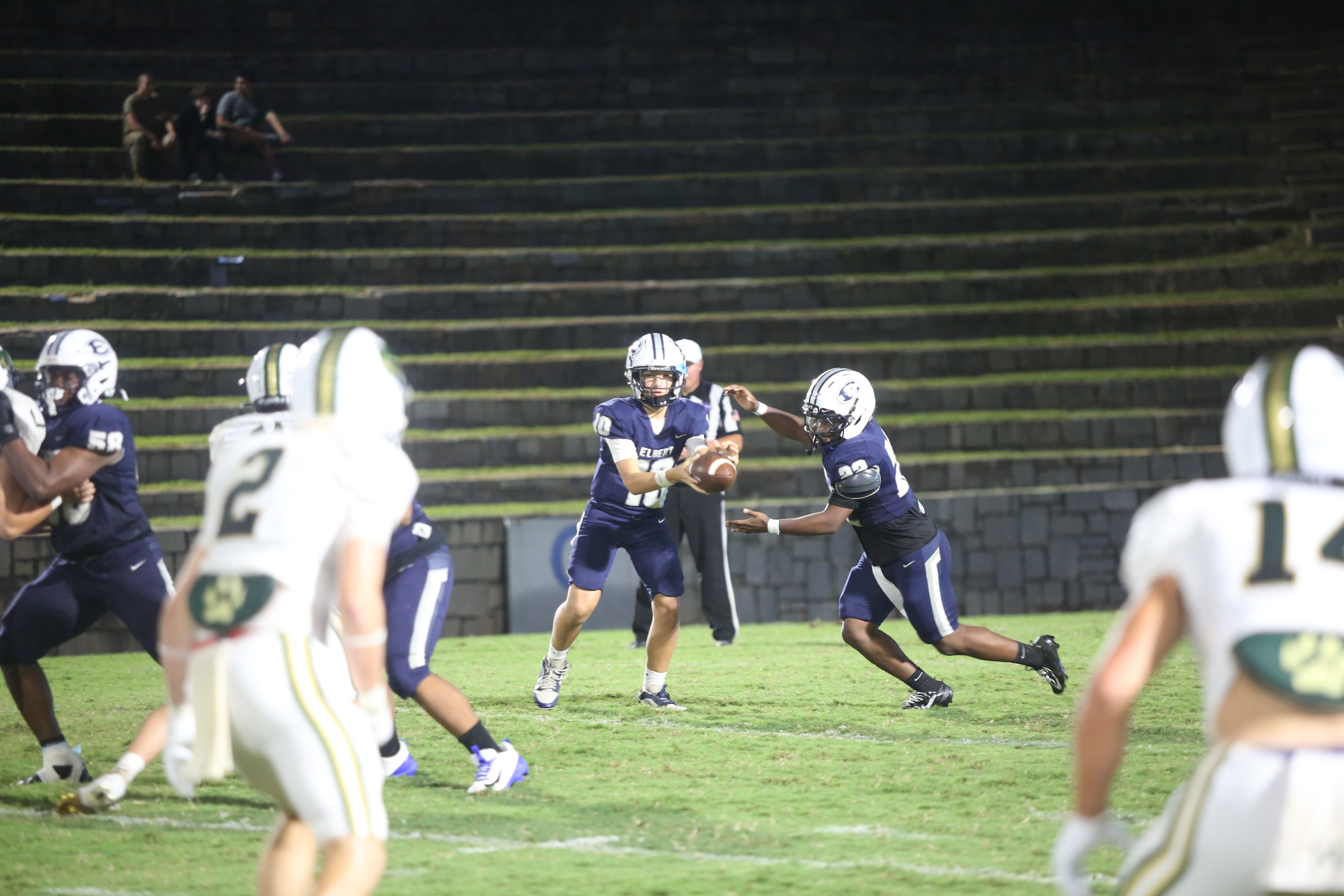Asher Davidson hands the ball off to Petey Allen. (Photo by Bo Underwood)