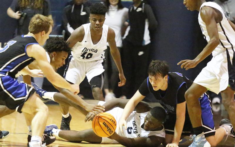 Blue Devils (L-R) Christian Harris, Ben Rucker, Tobias Jones and Kobin Eberhardt battle Leopards (L-R) Sawyer Pace and Carl Cleveland in the closing seconds of Elbert County’s 54-51 loss to Banks County Jan. 24 in Elberton. (Photos by Cary Best)