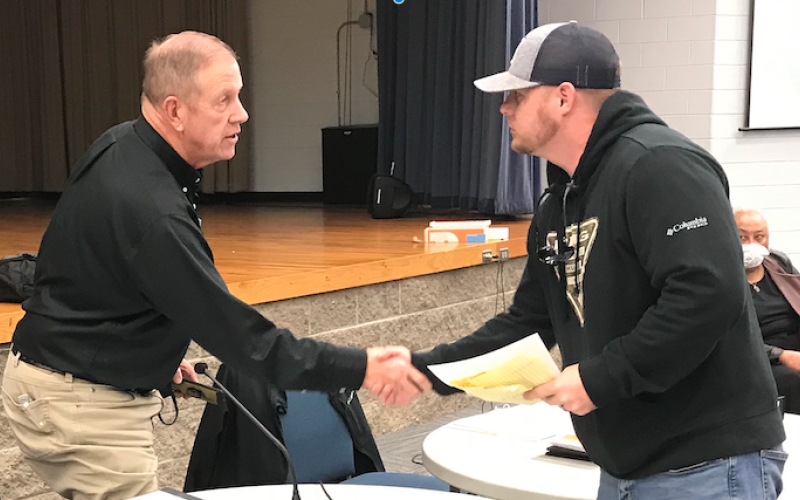 Board chairman Ben Baker thanks Kyle Bagwell for his remarks. (Photo by Jones)