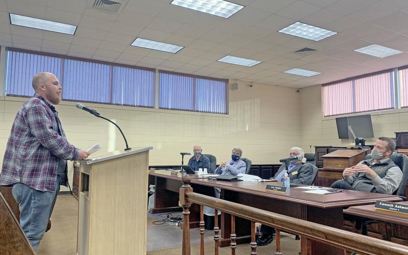 Ben Maxwell (left) talks to the Elbert County Board of Commissioners in the Elbert County Superior Court courtroom during the BOC’s March 8 meeting. (Photo by Scoggins)