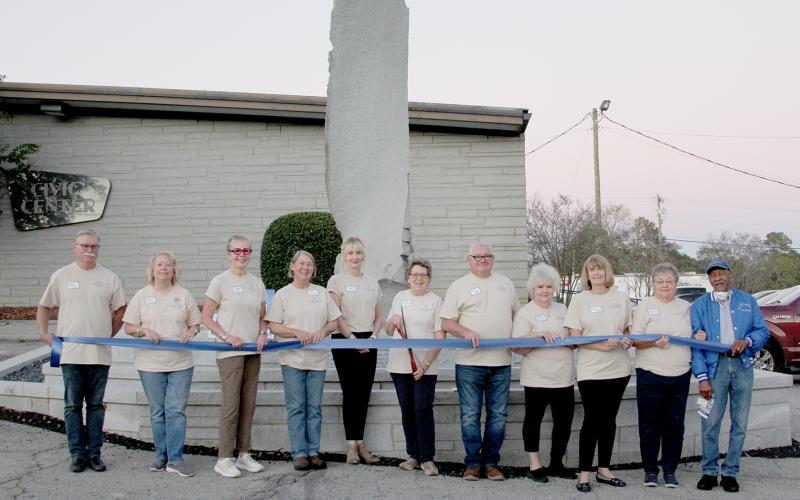 Pictured during the ribbon cutting are (L-R) KECB Board of Directors Jeff Amich, Donna Dixon, Gerry Besherat, Rita Harper, Elizabeth Tyler, Pam Allgood, Wayne Childs, Elaine Fortson, Michelle Amich, Patti McLanahan, and Jimmy White. Board members not pictured are Bill Hood and Kevin Lewis. (Photo by Scoggins)