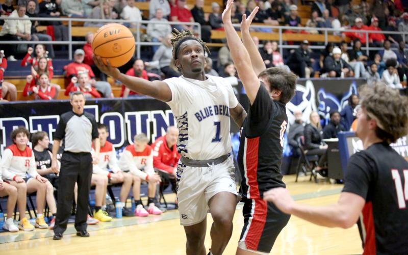 Boaz Goodman drives past a defender and lays the ball into the hoop during Elbert’s game against Rabun County Jan. 20. Goodman hit a buzzer-beater against Commerce Jan. 16 to give Elbert their first region win of the season. (Photo by Wells)