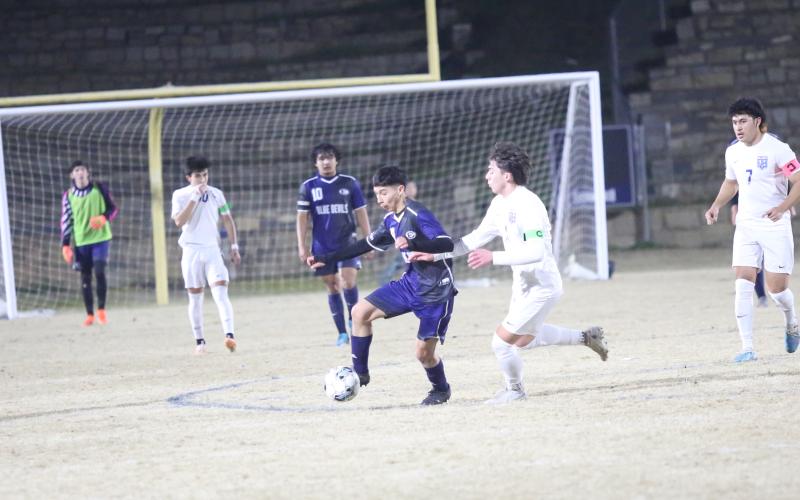 Daniel Ezqueda dribbles past a Barrow defender during Elbert’s 3-2 loss to the Flames. (Photo by Wells)