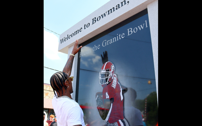 Mecole Hardman looks at the newly unveiled monument in his honor. (Photo by Weeks)