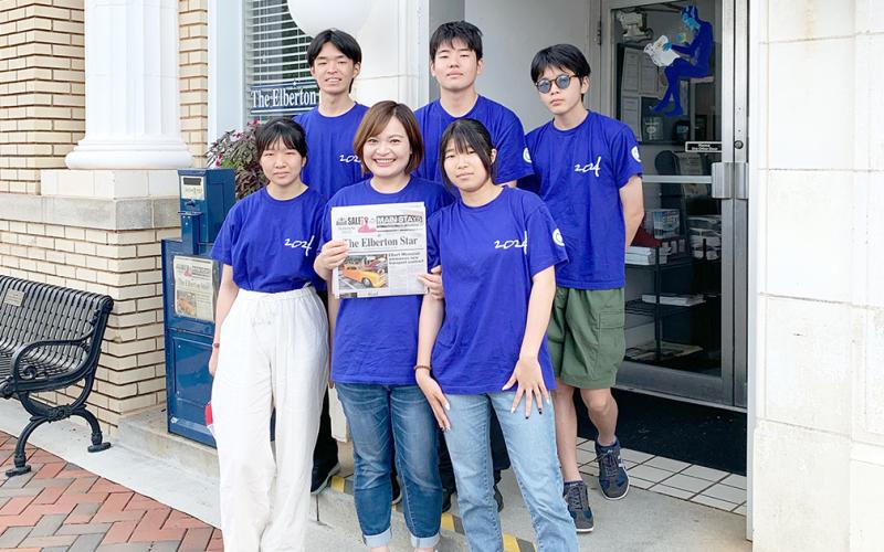 Mure-cho exchange students stand outside The Elberton Star before their day-trip to the University of Georgia. (Front row L-R) Hinata Urushihara, Serene Shiraki (Chaperone)and Sao Takeoka.  (Back row) Keita Kawada, Mizuki Yamamoto and Ginga Kanazume. (Photo by Barbara Slay)