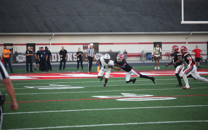Ty’Rikis Jones throws out a stiff arm after catching a pass during Elbert’s loss to Stephens. (Photo by Wells)