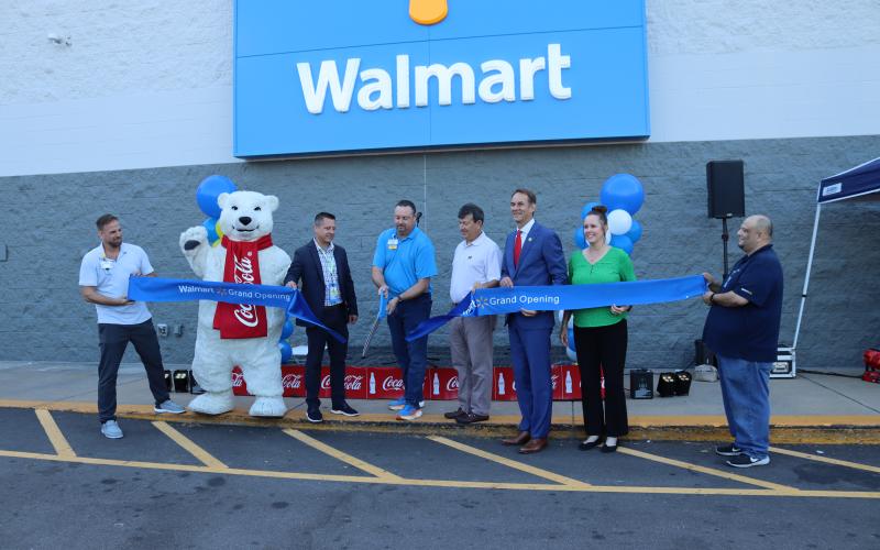 Walmart Market Manager Jeff Byrd, local store manager Alan Belford, Chamber of Commerce representative Tyler Taylor, Mayor Daniel Graves, and Chamber of Commerce Executive Director Rebecca Long cut the ribbon for the grand re-opening of Walmart #1701. (Photo by Weeks)