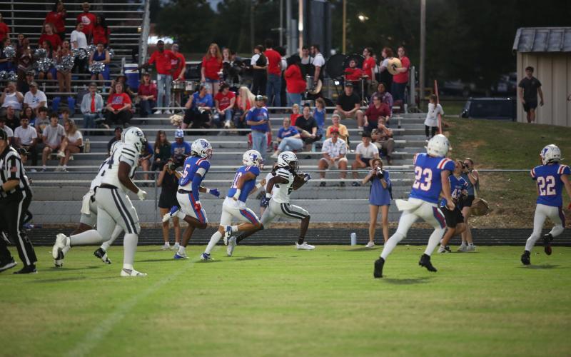 Jacari Barnett outruns a pair of Oglethorpe defenders during Elbert’s win over the Patriots. (Photo by Wells)