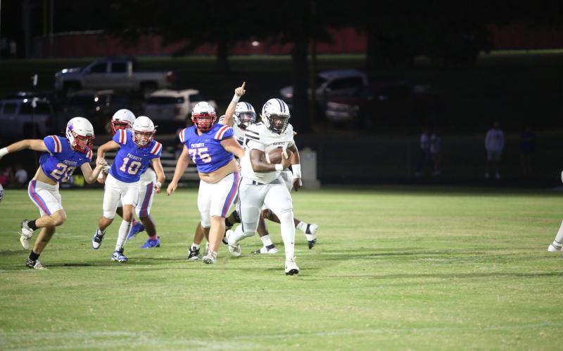 Landon Williams points to the end zone as No. 4 Jayvyn Hickman breaks through the line on a 74-yard rush during Elbert’s win over Oglethorpe County. (Photo by Wells)
