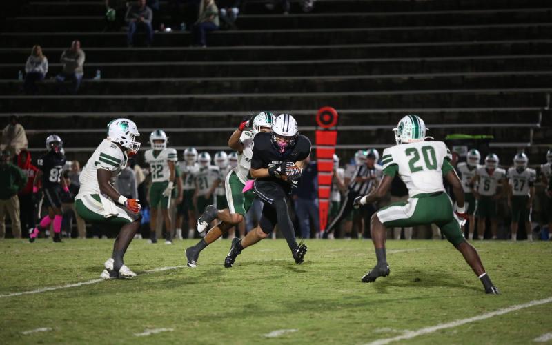 Brady Dickerson makes a catch in traffic during Elbert’s loss to the Spartans Oct. 18. (Photo by Wells)