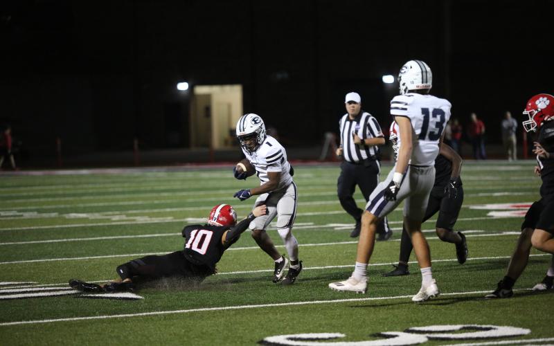 Ty’Rikis Jones hits the brakes as a Rabun defender flies by during Elbert’s win over the Wildcats. (Photo by Bethany Booth - Elbert County True Blue)