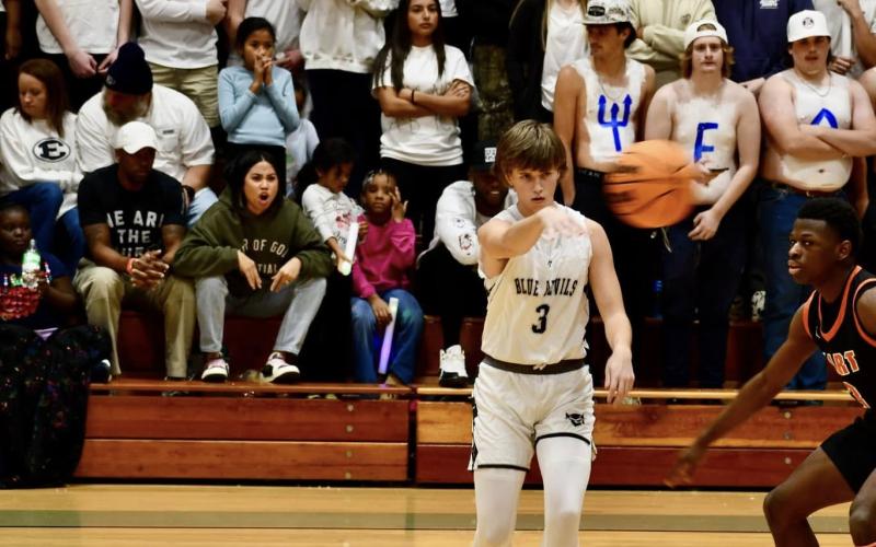 Grady Jones passes the ball to his teammate during Elbert's loss to Hart County. (Photo courtesy of Elbert County True Blue)