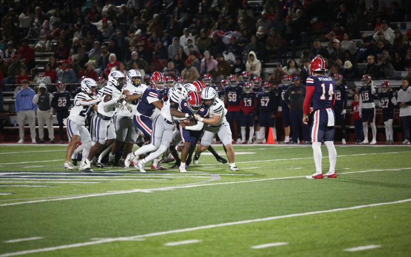 No. 31 Lincoln Blackmon and No. 11 Reunte Tucker take down a Toombs County ballcarrier during Elbert’s loss to the Bulldogs Nov. 29. (Photo by Wells)