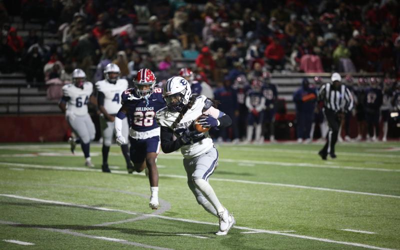 Jacari Barnett tucks the ball away as he runs to the outside during Elbert’s loss to Toombs County Nov. 29 (Photo by Wells)