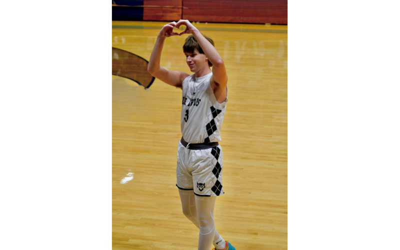Grady Jones shows love to the Elbert County fans after hitting 1,000 career points. (Photo courtesy of Elbert County True Blue)