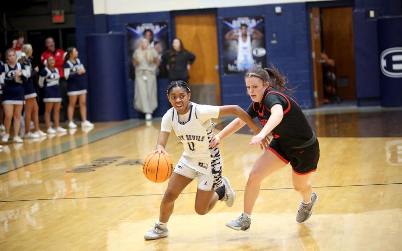 Tiyah Turman beats a Rabun County defender and drives to the basket during Elbert’s 52-41 win over the Lady Cats in the Inferno Jan. 27. (Photo by Wells)