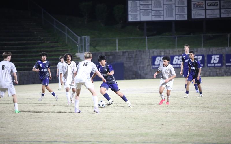 Khoa Tran dribbles through a group of Commerce defenders during Elbert’s win over the Tigers. (Photo by Wells)