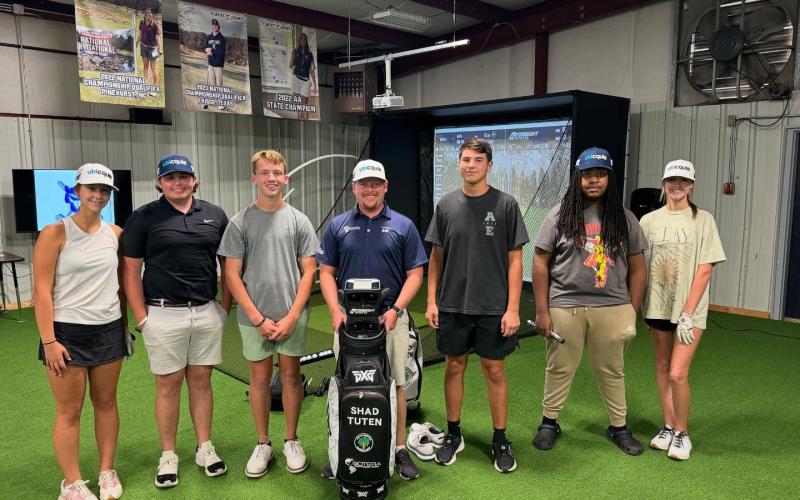 Former Blue Devil Shad Tuten (center) poses with members of the Devils and Lady Devils golf teams