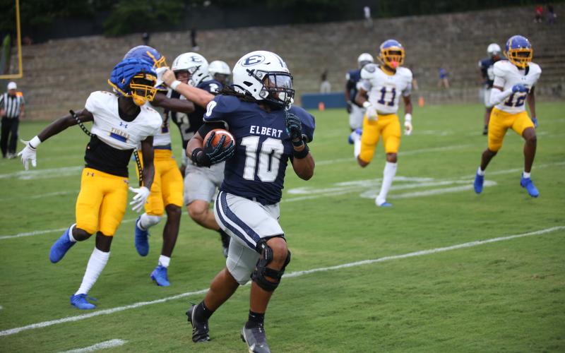Running back D.J. Fortson carries the ball in a scrimmage between Elbert County and Washington-Wilkes on August 1. (Photo by Bo Underwood)