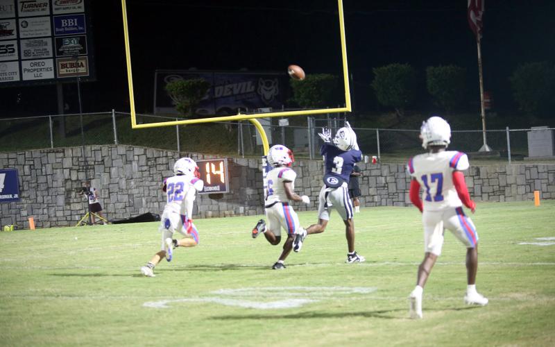 D.K. Winn gets deep to bring in a 45-yard touchdown pass in Elbert’s 27-0 shutout win over Oglethorpe on Sept. 19. (Photo by Bo Underwood)