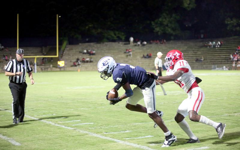D.K. Winn (3) makes a sideline grab in Elbert’s 24-17 loss to Lincoln on Sept. 12 (Photo by Bo Underwood)