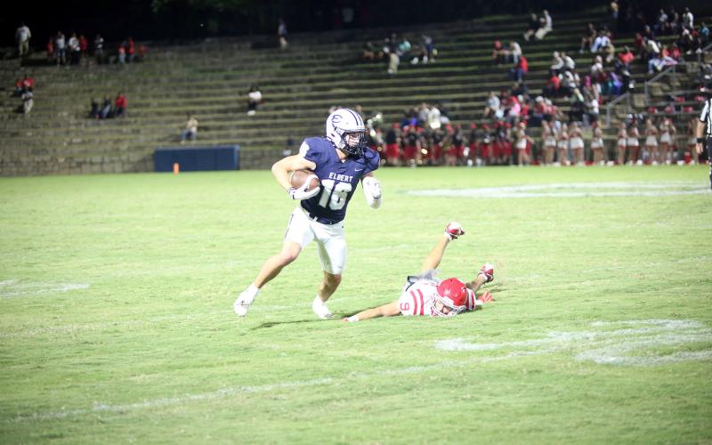 Jackson Black (16) makes a defender miss in Elbert’s 24-17 loss to Lincoln on Sept. 12. (Photo by Bo Underwood)