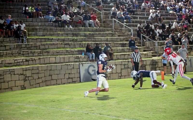 Jackson Black (16) catches a touchdown pass in Elbert’s 24-17 loss to Lincoln on Sept. 12 (Photo by Bo Underwood)