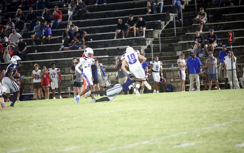 Cornerback Runt Mattox makes a tackle in Elbert County’s 27-0 win over Oglethorpe County on Sept. 19. (Photo by Bo Underwood)