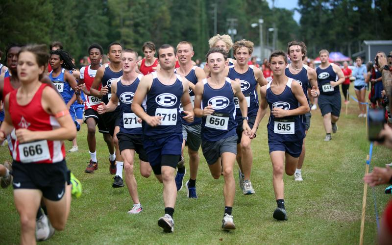 Elbert County cross country runners run in Elbert’s home meet on Sept. 25. (Photo by Bo Underwood)