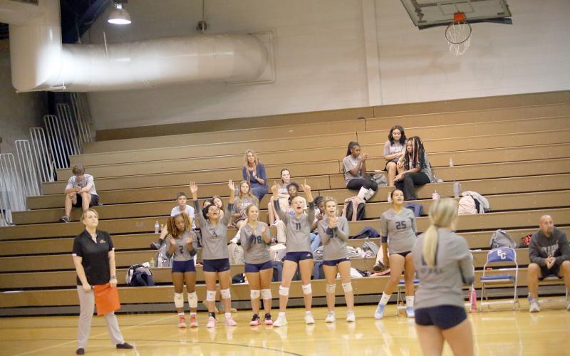 Elbert County volleyball players celebrate following a point. (Photo by Bo Underwood)