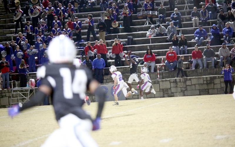 Nick Rambert hauls in a 30-yard pass on the sideline. (Photo by Bo Underwood)