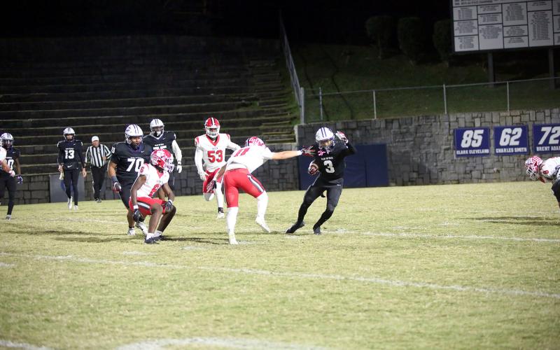 D.K. Winn (3) jukes a defender in Elbert’s 31-23 loss to Rabun County on Oct. 31. (Photo by Bo Underwood)