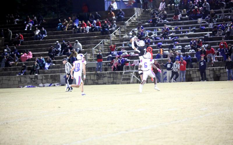 Jose Rodriguez snags a pass on third down. (Photo by Bo Underwood)