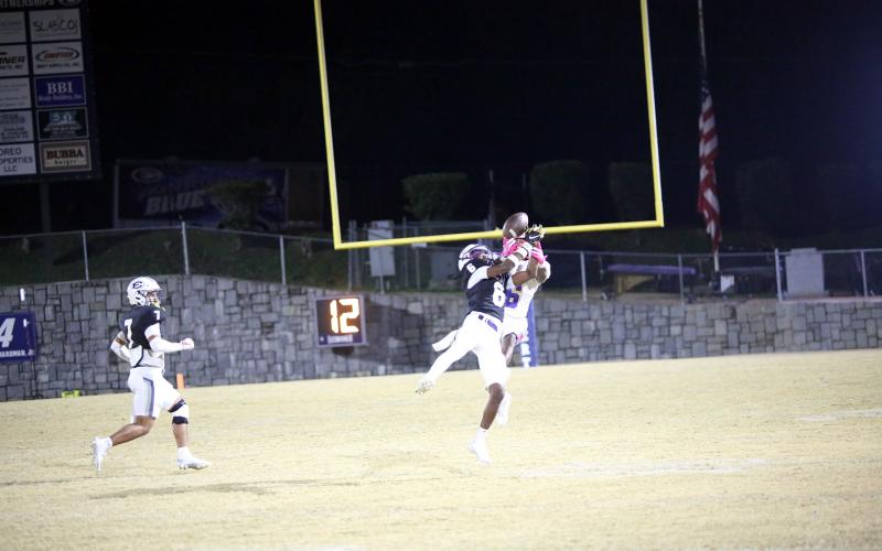 Jaylen Davis breaks up a pass. (Photo by Bo Underwood)