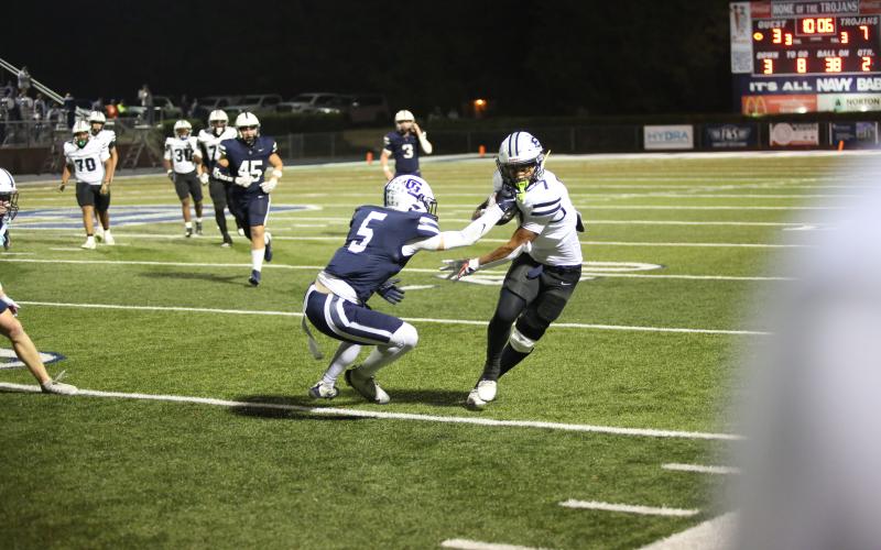 Jose Rodriguez avoids a tackle in Elbert’s 17-12 playoff loss to Gordon Lee. (Photo by Bo Underwood)
