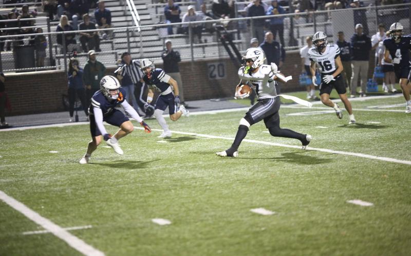 Jose Rodriguez prepares to make a defender miss. (Photo by Bo Underwood)