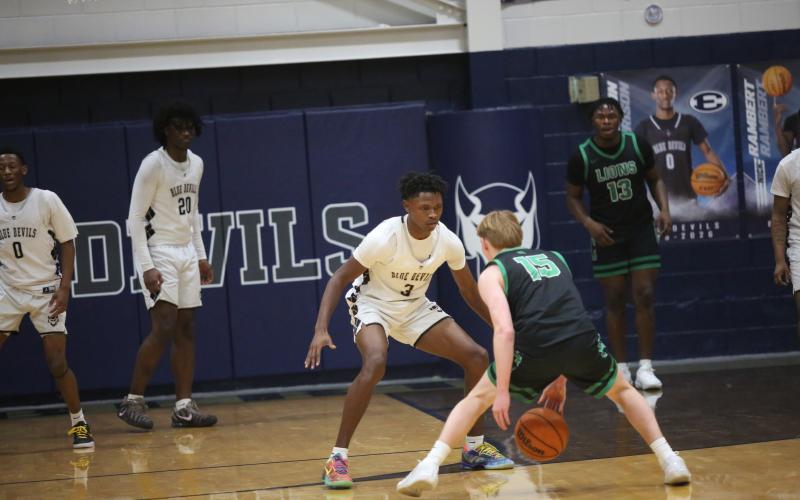 D.K. Winn guards his man. (Photo by Bo Underwood)