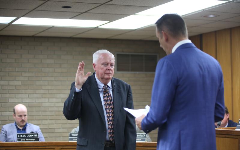 Carey Butler is sworn in by R. Daniel Graves. (Photo by Bo Underwood)