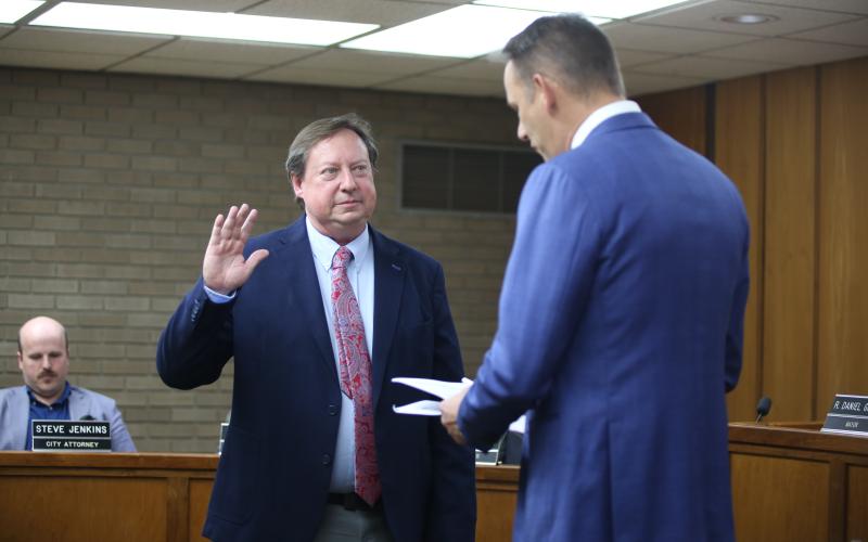 Rick Prince is sworn in by R. Daniel Graves. (Photo by Bo Underwood)
