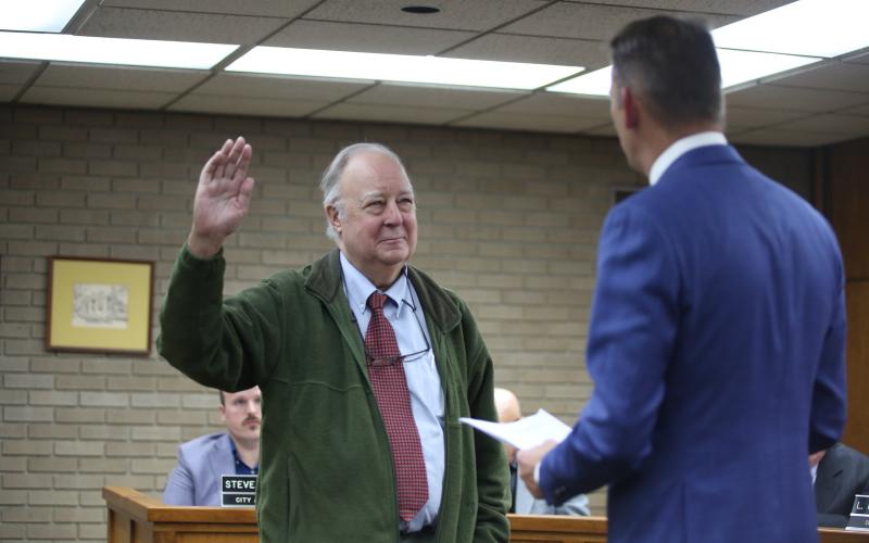 Robert Johnson is sworn in by R. Daniel Graves. (Photo by Bo Underwood)