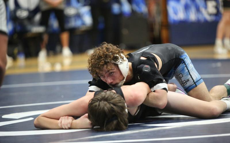 Cruz Floyd pins his opponent. (Photo by Mark Wells)