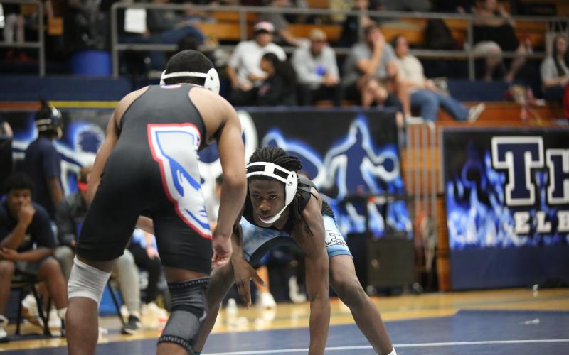 Jaylen Davis gets low to start his match.  (Photo by Mark Wells)
